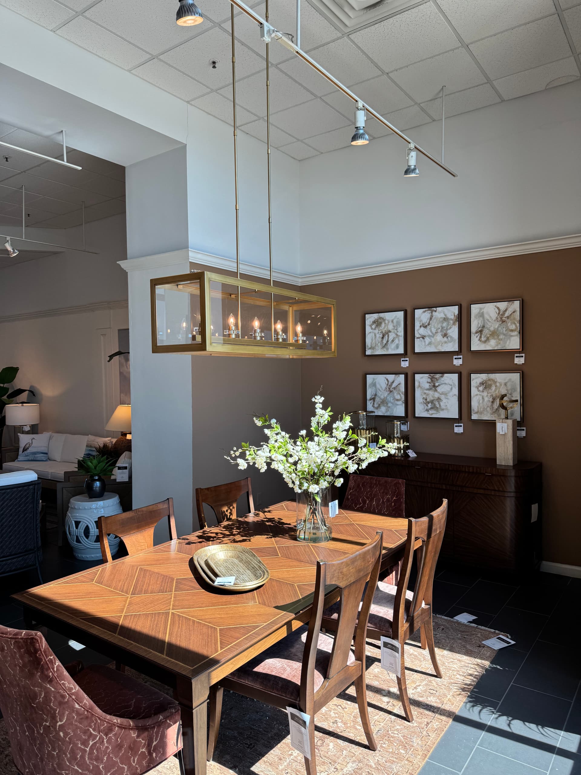 Gallery photos for Elevating Dining Spaces with a Stunning Chandelier: Image #1