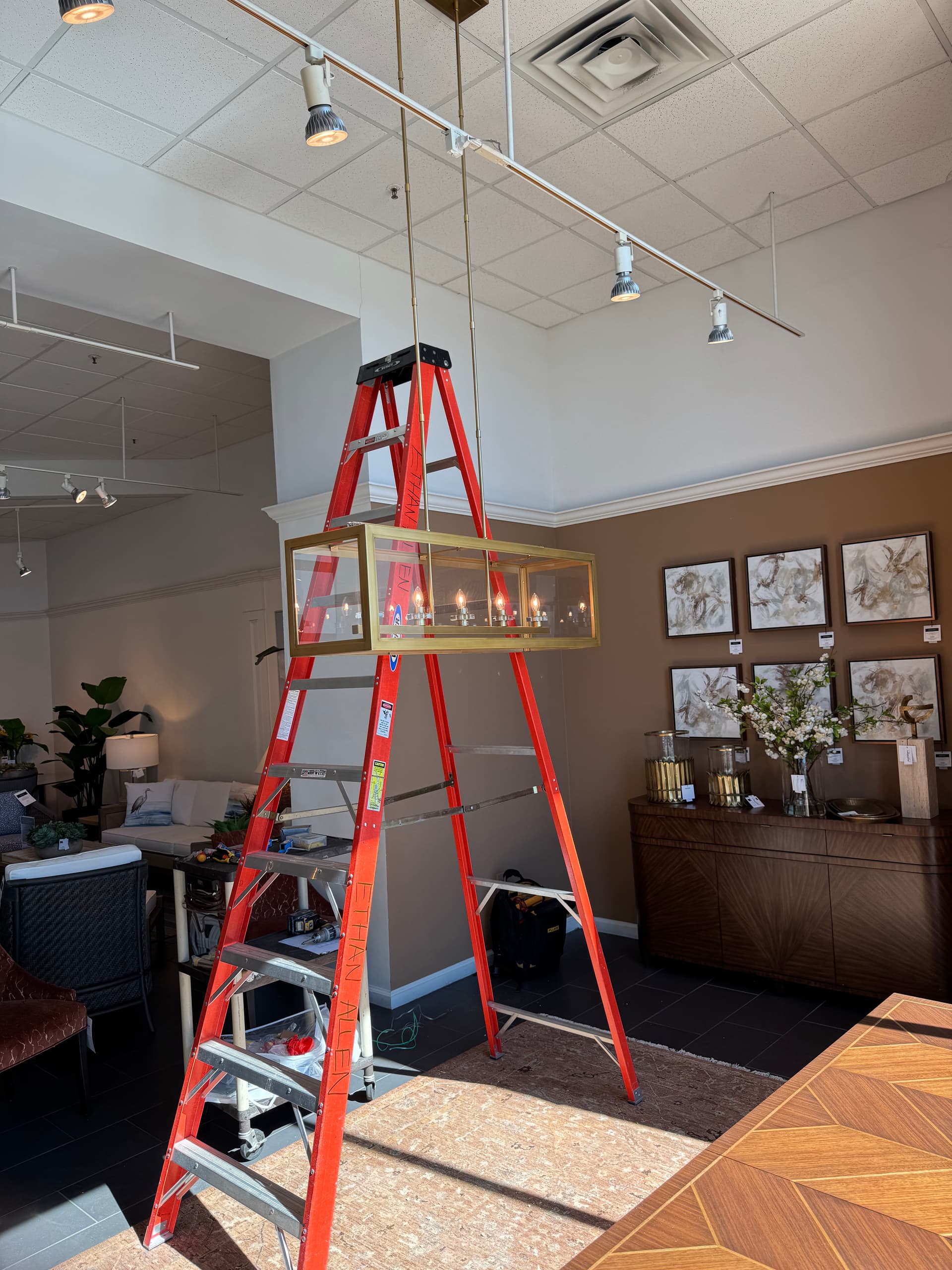 Elevating Dining Spaces with a Stunning Chandelier image