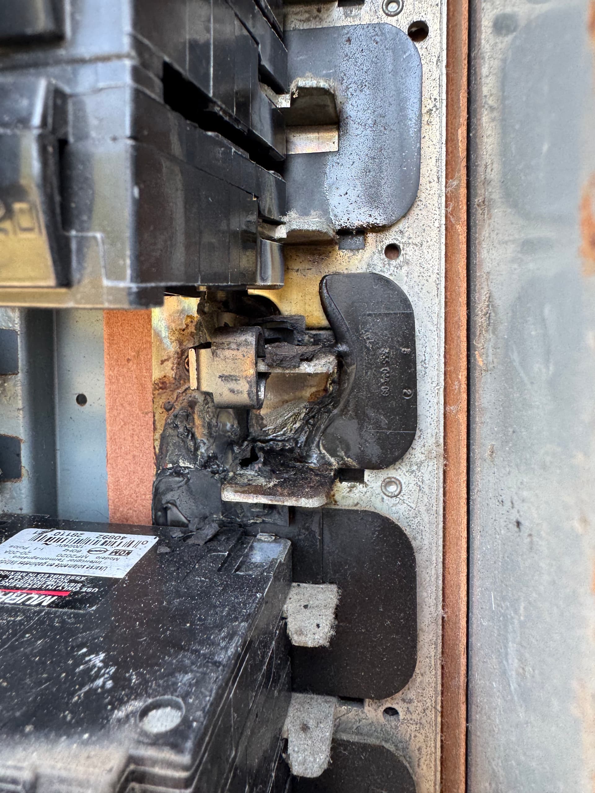 Gallery photos for Failed Main Breaker Shows Why Flickering Lights Demand Attention: Image #2